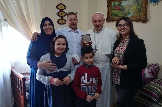 البابا يزور عائلة مغربية بإيطاليا