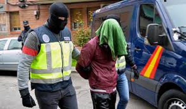 اعتقال 16 مغربيا في إسبانيا بتهم النصب وابتزاز المهاجرين