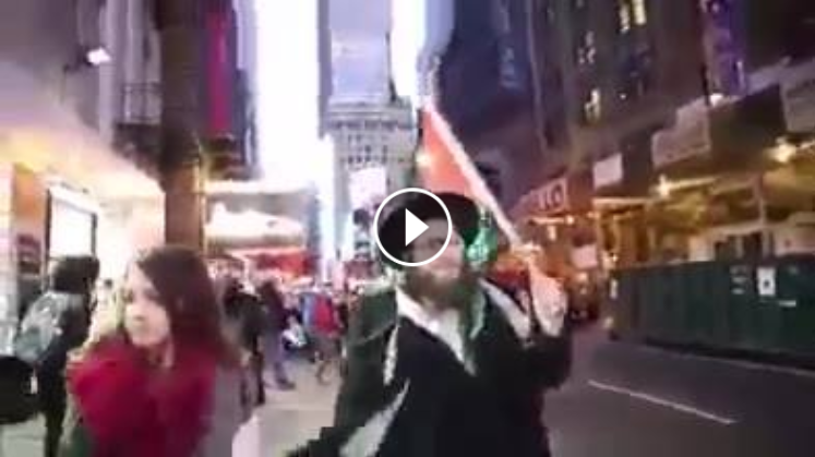 يهودي يهتف في شوارع امريكا حاملا علم فلسطين.... الحرية لفلسطين