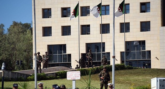 الجزائر تغلق مداخل العاصمة لمنع دخول عسكريين محتجين