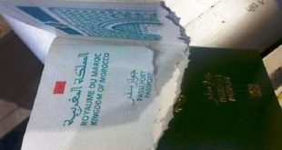شرطي إسباني يمزق جواز سفر مغربي