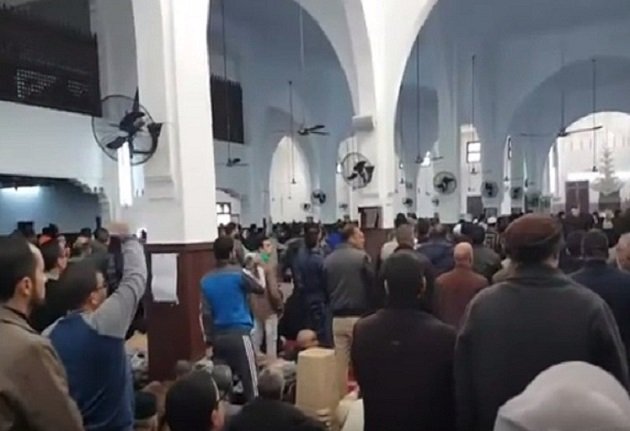 فوضى داخل مسجد بتطوان خلال صلاة التراويح وهذا هو السبب...
