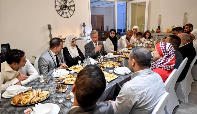 ملك بلجيكا يشارك أسرة مغربية مأدبة إفطار رمضاني