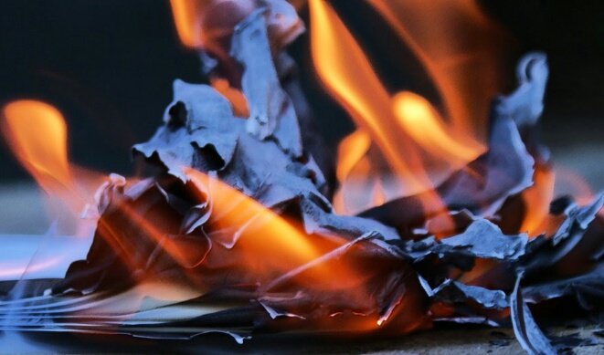 شيشاوة.. ساعي بريد يحرق رسائل مواطنين في ظروف غامضة