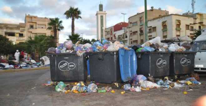 بيضاويون يرفعون عريضة للوالي بسبب تراكم النفايات وسوء تدبير شركة SITA