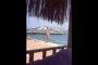 بالفيديو.. فتاة تصلي على الشاطئ بالبيكيني!