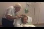 فيديو مؤثر لمسن يسرح شعر زوجته وهي على فراش الموت