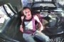 بالفيديو.. فتاة حررت نفسها من القيود وسرقت سيارة الشرطة