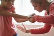 لا للضرب أو التخويف.. كيف تحمي أطفالك من الأزمات النفسية؟