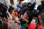 إسبانيا..  اشتباكات عنيفة بين الشرطة والناخبين فى كتالونيا