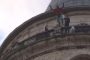 بالفيديو.. لحظة قفز شاب من أعلى برج تاريخي