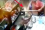 بالفيديو.. طباخ يلقي الزيت المغلي على زبون وهذا ما حصل به