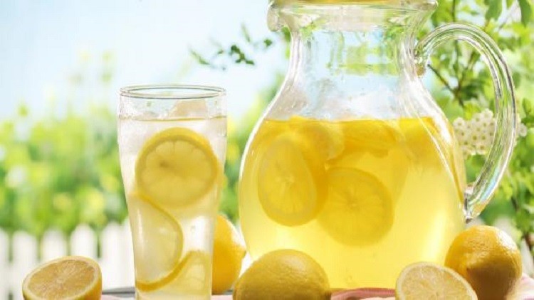 مشروب الليمون والماء.. بين الفوائد المذهلة والخطأ الشائع