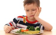 إليك 6 نصائح ذهبية لتشجيع طفلك على تناول الطعام الصحي