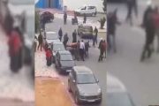 بالفيديو.. قائد يعنف بائعا متجولا في الشارع العام