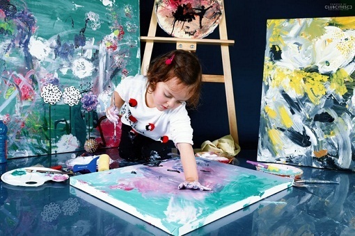 طفلة تبلغ 3 سنوات تنطم معرضا فنيا بطنجة