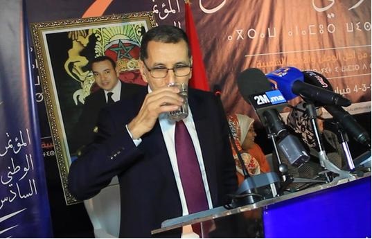 العثماني يشرب ماء 