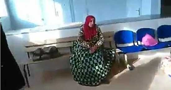 بالفيديو.. سيدة تلد فوق كرسي متحرك بعد أن رفض الممرضات العناية بها