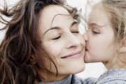 دراسة: صوت الأم أفضل علاج للتوتر والقلق