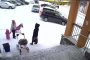 بالفيديو.. انهيار جليدي يدفن سيدتين وطفل