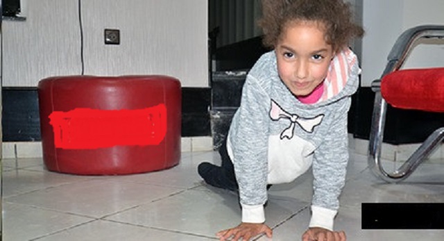 نداء استغاتة لمساعدة طفلة على العلاج بتركيا من مرض يمنعها من المشي