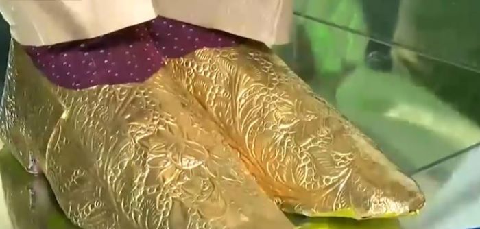 بالفيديو.. عريس يرتدي ربطة عنق وحذاء من الذهب الخالص في زفافه