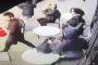 بالفيديو.. لقطات صادمة لعامل في مقهى يلقي دلو مياه على الزبائن !