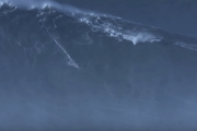 بالفيديو.. مغامر يحقق رقم قياسي بإجتياز موجة بطول 24 مترا !!