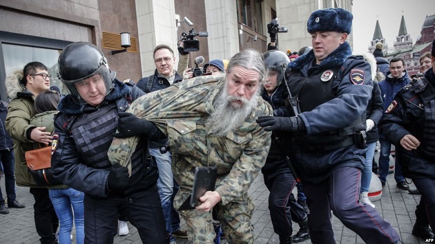 روسيا.. اعتقال معارضين خرجوا في تظاهرات ضد بوتين