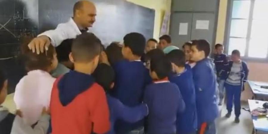فيديو مؤثر.. تلاميذ يودعون أستاذهم بالبكاء الهستيري