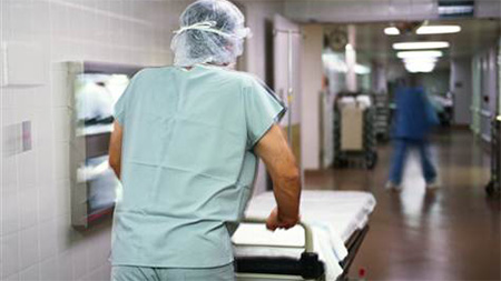 أطباء القطاع العام يلوون ذراع الحكومة بشل المستشفيات خلال الصيف
