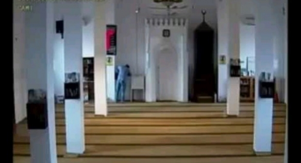 توقيف لص ظهر في شريط فيديو يسرق صندوق تبرعات مسجد