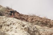 بالفيديو.. سقوط مروع لدراج من أعلى منطقة صخرية