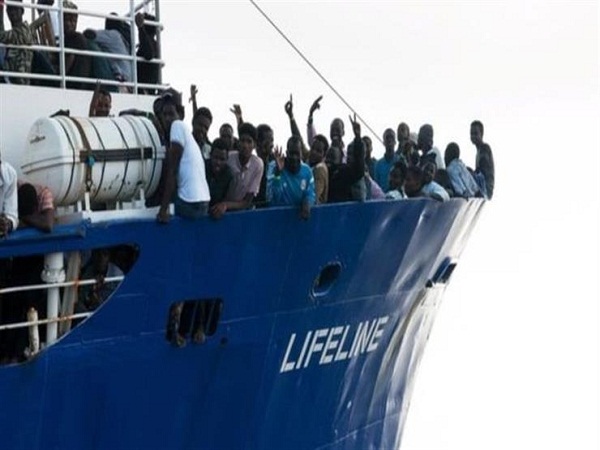 باريس تعلن قرب نهاية مأساة 234 مهاجرا على متن سفينة 