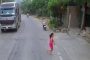 بالفيديو.. طفل يجلس في منتصف طريق سريع ويوقف حركة السيارات تماماً
