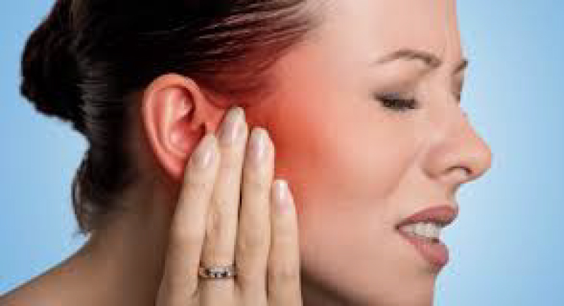 التهاب الأذن الخارجية .. أعراض وأسباب وطرق علاج طبيعية مشاهد 24