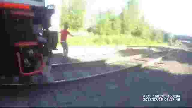 بالفيديو.. شرطي ينقذ رجلا من اصطدام قطار به في اللحظة الأخيرة