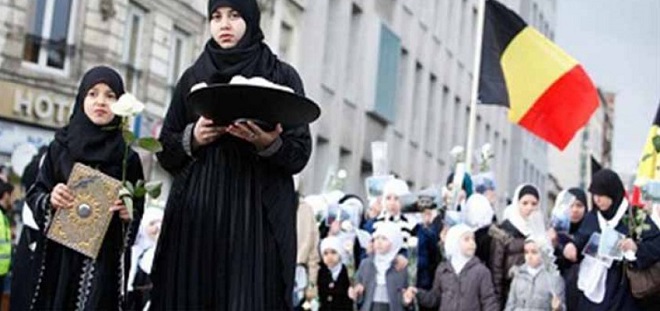 بلجيكا.. مغاربة يتقدمون احتجاجات ضد الاعتداء على فتاة مسلمة والشرطة توقف متهمين