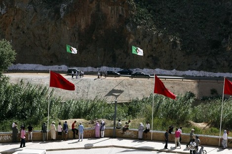 مطلب فتح الحدود يجمع مغاربة وجزائريين بـ''زوج بغال''