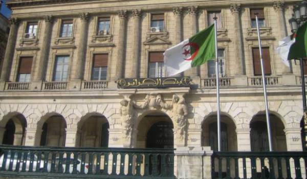 الجزائر تفقد ما يتجاوز ملياري دولار ونصف من احتياطات العملة الصعبة