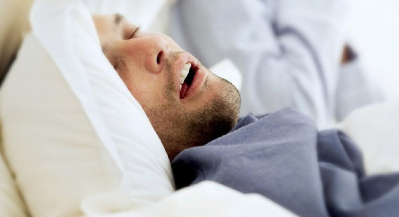 انقطاع النفس أثناء النوم قد ينذر بهذا الأمر الخطير