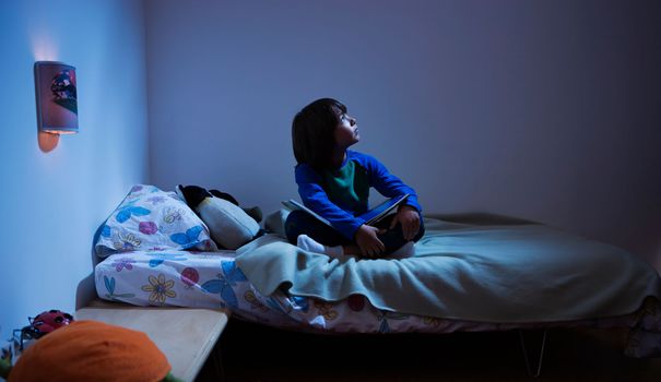 هل تعانين مع طفلك الذي لا ينام مبكراً ؟ هذه الحيل ستساعده!
