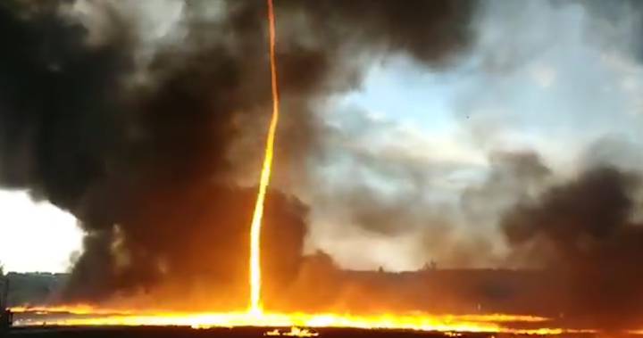 بالفيديو.. عاصفة نار مرعبة تتكون بعد اشتعال حريق بمصنع