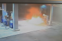 بالفيديو.. شخص يحرق محطة وقود بأكملها بسبب 