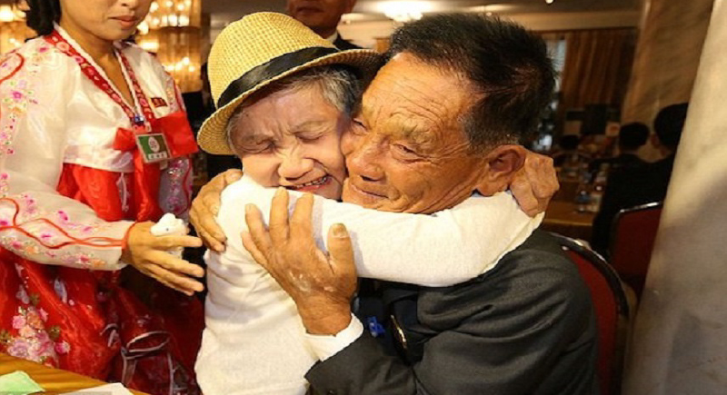 تسعينية تلتقي بابنها بعد سبعين عاماً !