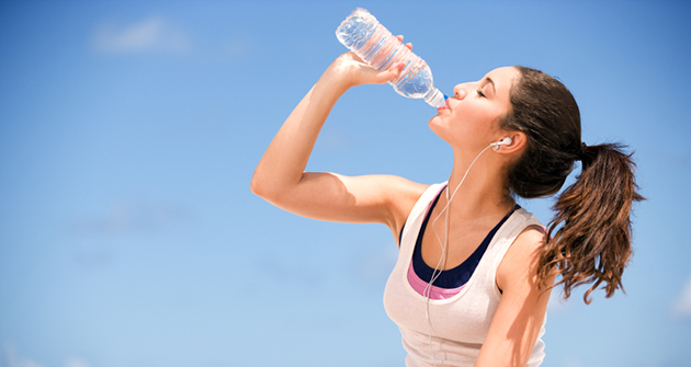 دراسة صادمة ستبدل طريقة شربك للماء إلى الأبد