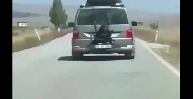 بالفيديو... أب يقود السيارة وابنته مقيدة بالصندوق الخلفي