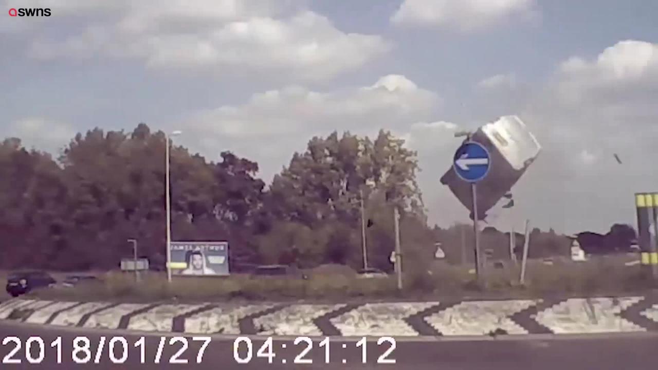 بالفيديو... فقد السيطرة نتيجة السرعة فطارت السيارة