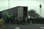 بالفيديو.. مهاجرون يركضون خلف الشاحنات للتسلل من فرنسا إلى بريطانيا !!