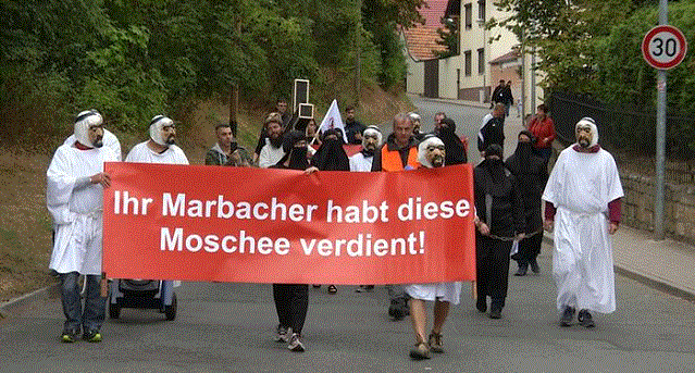 مثير.. متظاهرون يحتجون بملابس عربية ضد بناء مسجد بألمانيا